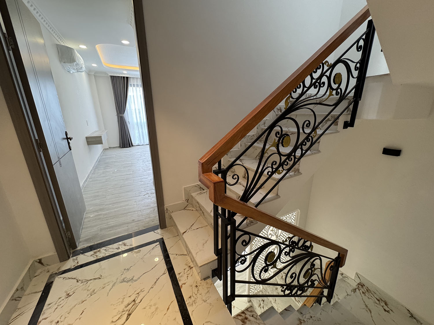 Nhà phố mới 100%, DTKV: 4mx12,5m, vuông, 4 tầng, full nội thất, hẻm xe hơi khu Vip NGUYỄN VĂN TRỖI